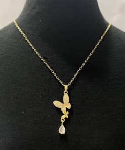 Cadena con dije mariposas y piedra